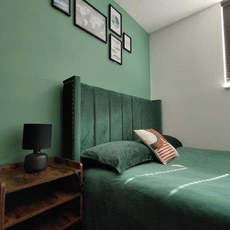 City Centered 2 Bed Serviced Apartment- Sherpa Homes Свіндон Екстер'єр фото